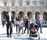 组图：贝嫂抱女出街爱子护驾 哈珀挖鼻吮指呆萌