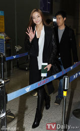 组图：韩星韩彩英为参加2012MAMA颁奖礼赴香港