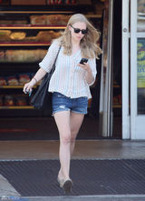 高清组图：阿曼达-塞弗里德采购食品 平底鞋外出