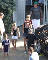 组图：贝克汉姆度假秀纹身 好好妈妈辣妹秀半球 