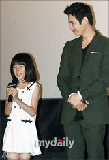 幻灯图：元彬新片《大叔》首映 为邻居少女挺身而出