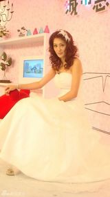 高清图：孟广美心情甜蜜试婚纱 频换装过新娘瘾