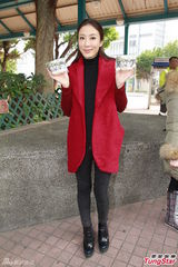 组图：杨怡乐瞳助阵《守业者》宣传派发平安包