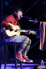 组图：严爵挑战高音想交女友 潘玮柏High翻全场