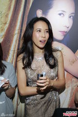 组图：莫文蔚20周年展览揭幕 秀裸背亲吻老公