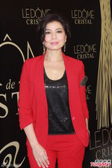 组图：钟楚红低胸性感出席活动 感情事随缘