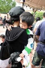 组图：张柏芝带Lucas迪斯尼游玩 小儿子撒娇
