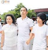 组图：梁朝伟泰国叩别白龙王眼眶泛红显哀伤