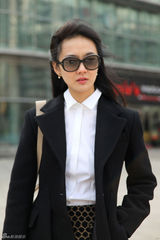 高清图：孙梅竞街拍LOOK 黑色大衣搭配白色衬衣