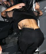 组图：Gaga戴超大孔雀头饰艰难上车俯身露乳