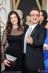 组图：阿里-休森携手丈夫 秀恩爱为其撑场面