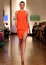 高清组图：辣妈超模米兰达-可儿现身悉尼走秀