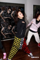 高清图：容祖儿为演唱会彩排 地狱式拉筋刻苦训练