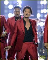 组图：布鲁诺玛斯着亮眼红装 公告牌激情献唱