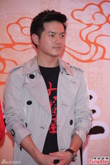 组图：《大稻埕》沿街发红包 猪哥亮隋棠亮相