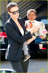 组图：查理兹塞隆抱爱子看医生 西装干练优雅