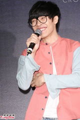 组图：卢广仲改变“马桶盖”发型为明年入伍做准备