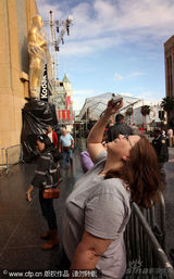 幻灯：奥斯卡冲刺 大厨备精致糕点小金人穿上外衣