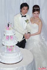 组图：张美妮穿传统裙褂出嫁 新郎深情热吻