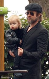 幻灯图集：布拉德-皮特变全职妇男 带孩子逛公园