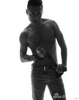 组图：黄征打造迷幻写真 出道十年从容蜕变