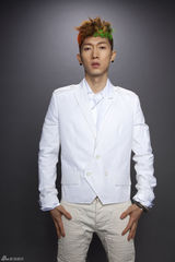 高清组图：张佑赫新专辑宣传照 穿太空服未来感十足