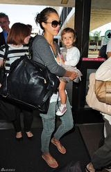 高清图：杰西卡-阿尔芭携女儿出行 弯腰险走光