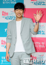 组图：少时秀英宣传《恋爱操作团》豹纹裙霸气