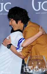 组图：韩星张赫办见面会 温柔笑容令粉丝着迷