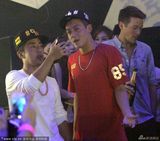 组图：陈冠希夜店看表演 与柯震东绯闻女友热聊