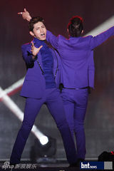 组图：韩团东方神起FTIsland等唱响K-POP演唱会