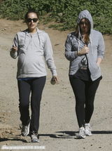 组图：娜塔丽-波特曼与友人散步 挺大肚步伐矫健