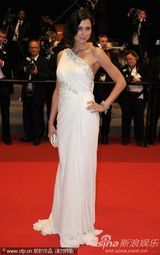 《宝莱坞》首映 女星高贵白裙不敌舞者性感蛮腰