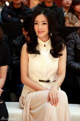 组图：秦岚优雅现身时装秀尽显迷人魅力