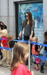 组图：安吉丽娜-朱莉携4子逛水族馆享受亲子乐
