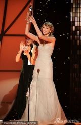 组图：斯威夫特获年度最佳大奖 弹唱似邻家少女 