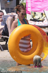 组图：老牌美女朱莉娅-罗伯茨比基尼难藏发福身材