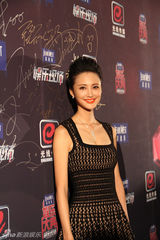 组图：张歆艺透视黑裙亮相娱乐大典获飞跃奖