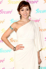 组图：侯佩岑斜肩礼服优雅 娇羞难掩待嫁女儿心