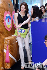 组图：李玹雨出席活动皮衣短裤潮男范十足