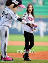 组图：少女时代泰妍徐贤亮相棒球场 开球秀身姿