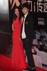 组图：2012新浪微博之夜红毯-演员苏青与李智楠