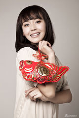 组图：张佳宁贺岁大片曝光 红火送“福”气