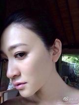 组图：李小冉马尔代夫拍写真 秀香肩锁骨销魂