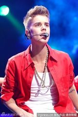 组图：比伯献唱动感十足 斯威夫特激情跪地野性十足