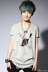 组图：曾轶可拍杂志写真 清爽蓝色短发玩混搭