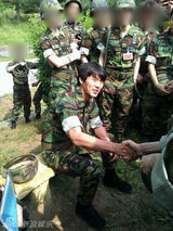 组图：韩星玄彬再回军营预备军照亲切爽朗