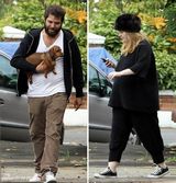 组图：阿黛尔挺大肚逛公园 男友抱小狗陪伴