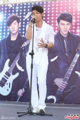 组图：汪东城蔡旻佑台北为电视原声带签唱