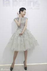 组图：许晴真空装性感出位 小辫头俏皮动人